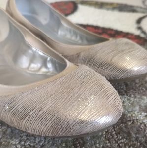 BCBG Generation silver & cream flats